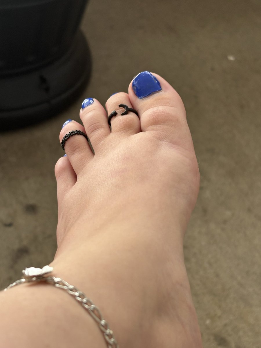 CurvyGirlToes69's tweet photo. If you like it send tips to my Cash App!im just starting out so show me some love !! #feet #feetfetısh #feetworshi̇p https://t.co/QJbxlij9hd