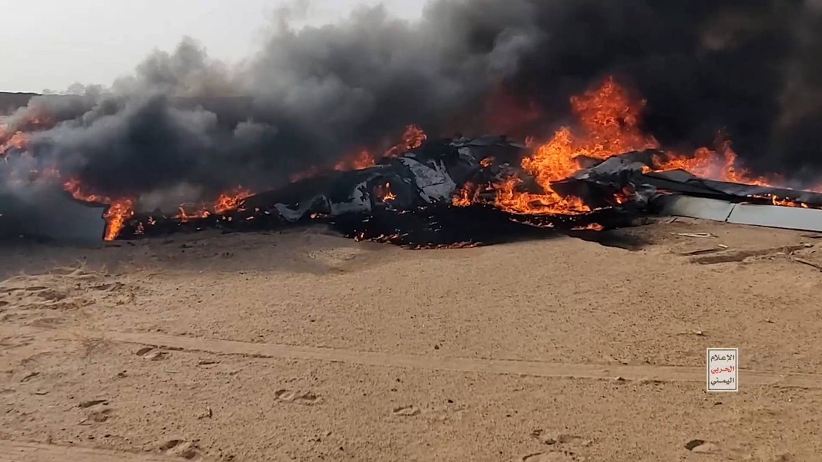 alhkyki's tweet photo. صور حطام طائرة "بيرقدار أكنجي" التابعة للعدو السعودي التي تم اسقاطها أثناء قيامها بأعمال عدائية في أجواء محافظة الجوف 

اللهم لك الحمد https://t.co/jMFShn4ZKJ