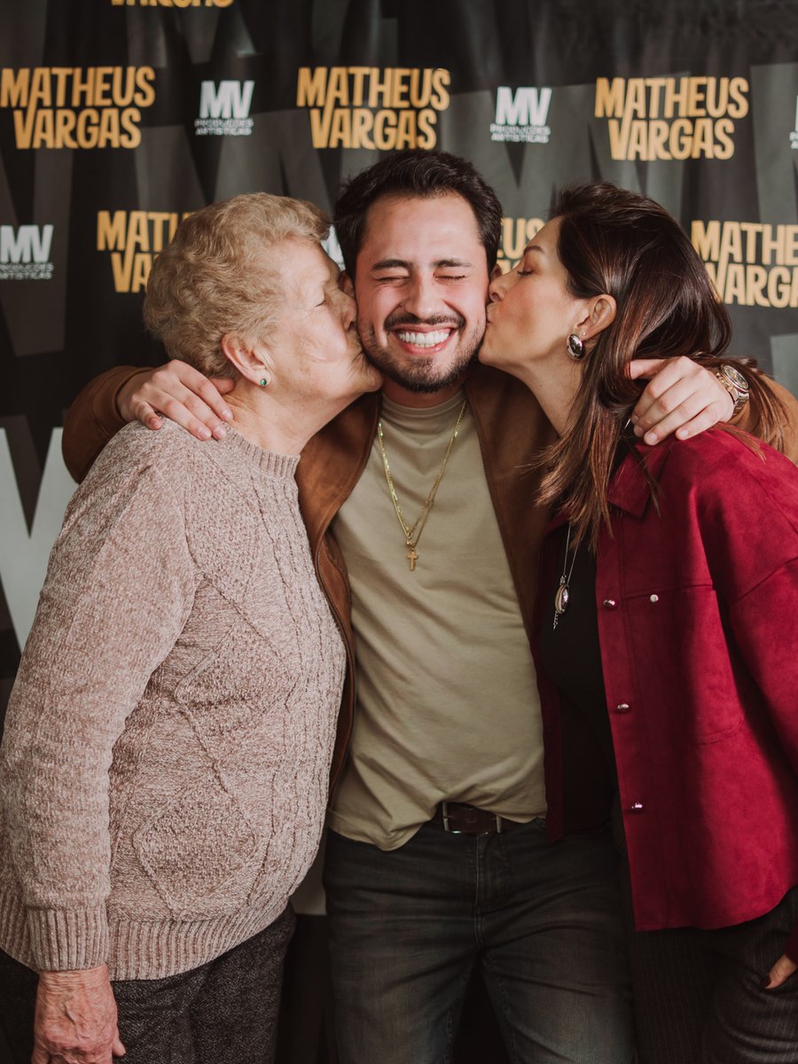 qgdefasmv's tweet photo. Hoje nosso cantor Matheus Vargas ta bem acompanhado demais, viu? As mulheres da vida dele foram assistir o show e pela primeira vez, a avó tá lá vivendo esse momento com ele. Bora que hoje vai ser especial, Itupeva/SP! 🙏🏼♥️ https://t.co/oG7B4TeQfO