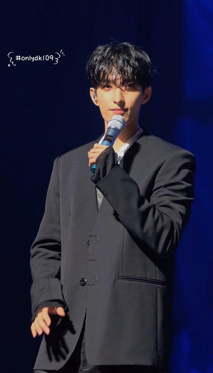 onlydk109's tweet photo. DxS Serenade Kaohsiung Day 3 ⋆.˚🦋༘⋆
ㅤᵕ̈ -`♡´-
Day 3 Prince in Black in cute mode

#dk #dokyeom #dxs #dxsserenade #seventeen #seventeendk https://t.co/WBBGSVRx0u