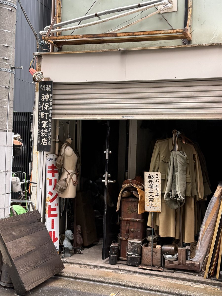 Motaopglj's tweet photo. 昨日神保町付近ふらふらしててこんなお店見つけました。たぶん界隈では有名なんですかね？
入る勇気が出なくて帰って来ちゃった… https://t.co/p3q064qW1S