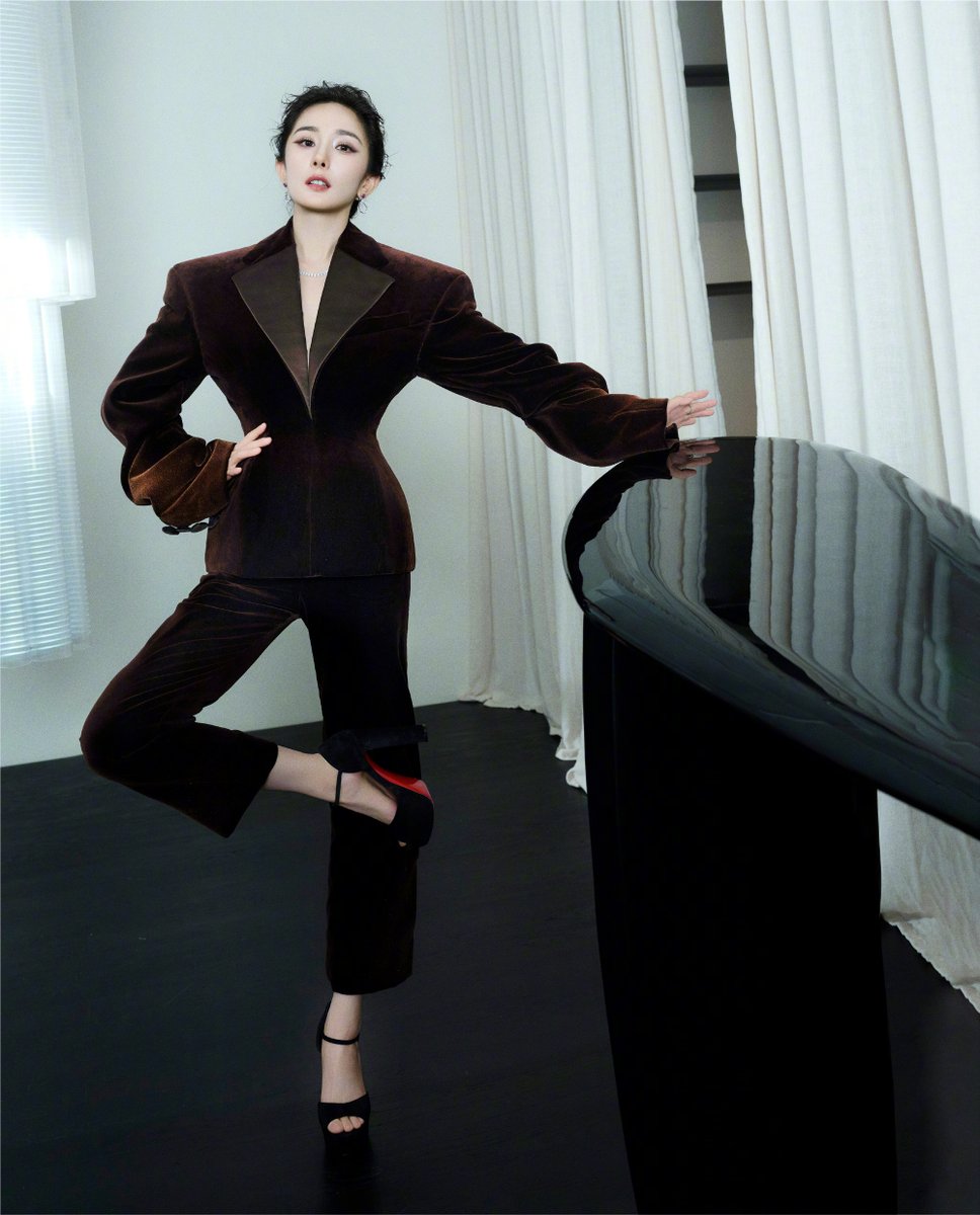 bai_lu_twh's tweet photo. #YangMi #MiMi #杨幂🇨🇳💓💓💓
Yang Mi in Schiaparelli S/S 2023 Haute Couture and Chopard jewelries for her second look for Vogue Forces of Fashion Gala
#VogueForcesofFashionGala
#Schiaparelli
#Chopard
miles-long legs😍😍😍
#QueenMi👑👑👑 https://t.co/bzlLMdbaxb