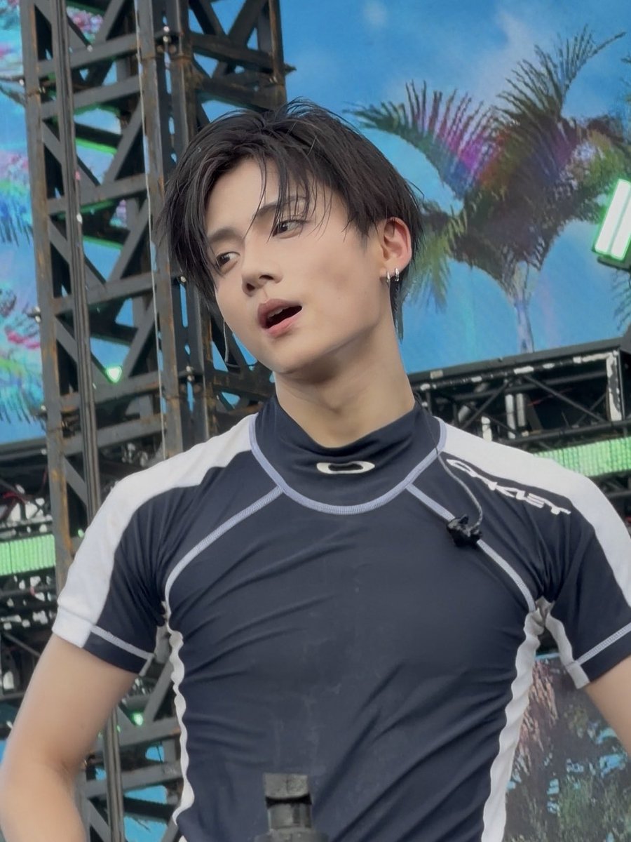no1snwn's tweet photo. WATERBOMB🔫💕 https://t.co/HjLy2FgIry
