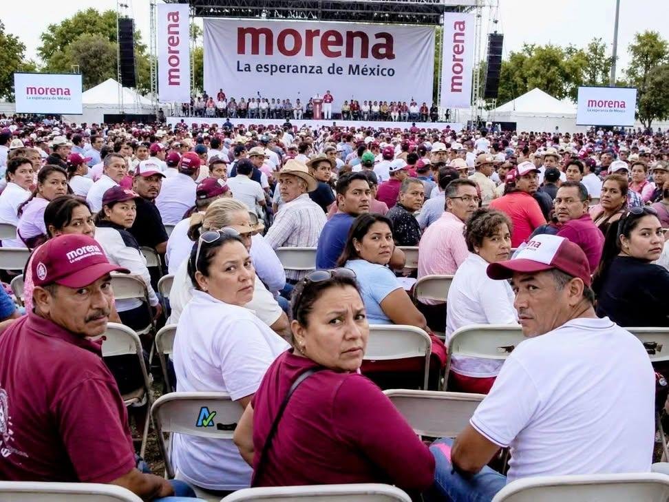 lostwithdragons's tweet photo. Cuando gritas: "¡Oye tú, pendejo!" en un evento del Gobierno Morena 🤣🤣🤣 https://t.co/H2q3ZL6vxw