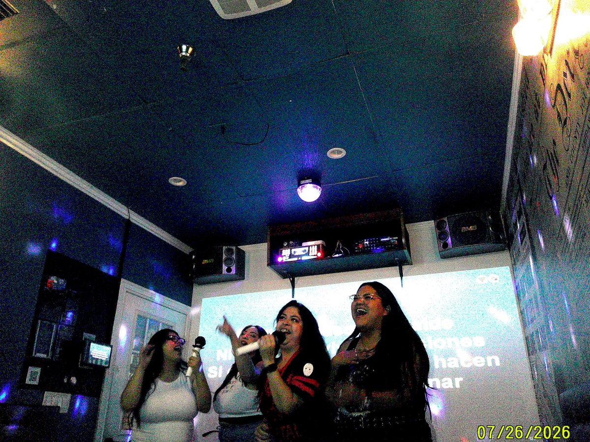 lvcxfer_'s tweet photo. Had a great night celebrating my sweet sugaaaaa 🎤 https://t.co/Ecm8sBEJkw