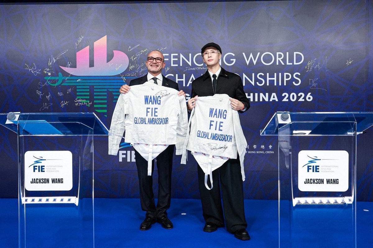 EverydaynewsTH's tweet photo. JACKSON WANG ได้รับการแต่งตั้งเป็น Global Ambassador ทูตกีฬาฟันดาบระดับโลกคนแรก จาก สหพันธ์ฟันดาบนานาชาติ (FIE)
. 
สหพันธ์ฟันดาบนานาชาติ (FIE) ประกาศแต่งตั้ง แจ็คสัน หวัง (Jackson Wang) ศิลปินระดับโลก นักธุรกิจ และอดีตนักกีฬาฟันดาบเยาวชนโอลิมปิก เป็น Global Ambassador (ทูตระดับโลก) คนแรกขององค์กร
. 
ก่อนเข้าสู่วงการบันเทิง แจ็คสันเคยเป็นนักกีฬาฟันดาบทีมชาติฮ่องกง โดยสร้างประวัติศาสตร์คว้าเหรียญทองประเภทเซเบอร์ชายในการแข่งขันฟันดาบเยาวชนชิงแชมป์เอเชีย ซึ่งเป็นเหรียญทองแรกของฮ่องกงในรายการนี้ นอกจากนี้เขายังคว้าแชมป์ระดับประเทศหลายรายการ และเคยรั้งอันดับ 1 ของเอเชียในประเภทเซเบอร์ชาย รุ่นอายุไม่เกิน 17 ปี อีกทั้งยังอยู่บนเส้นทางการคัดเลือกสู่โอลิมปิกลอนดอน แสดงให้เห็นถึงศักยภาพในฐานะนักกีฬาระดับสูง ก่อนตัดสินใจมุ่งสู่เส้นทางดนตรีอย่างเต็มตัว
ปัจจุบันแจ็คสันจะทำหน้าที่เป็น Global Ambassador คนแรกในประวัติศาสตร์ของสหพันธ์ฟันดาบนานาชาติ (FIE) โดยจะเป็นผู้นำในการผลักดันให้กีฬาฟันดาบเป็นที่รู้จักในระดับโลก ก่อนการแข่งขันกีฬาโอลิมปิก ลอสแอนเจลิส 2028 (LA28) เขาจะเป็นตัวแทนของกีฬาฟันดาบในเวทีนานาชาติ ช่วยประชาสัมพันธ์การแข่งขันสำคัญของ FIE และเข้าร่วมกิจกรรมต่าง ๆ ที่เกี่ยวข้องกับโอลิมปิกตลอดเส้นทางสู่ LA28 บทบาทนี้ไม่ได้เป็นเพียงตำแหน่งทูตทั่วไป แต่เป็นการเชื่อมโยงระหว่างกีฬา วัฒนธรรม ศิลปะ และการสืบทอดแรงบันดาลใจ ด้วยความเชื่อร่วมกันว่ากีฬาฟันดาบสามารถสร้างแรงบันดาลใจให้กับคนรุ่นใหม่ทั่วโลกได้
. 
แจ็คสันได้รับการเปิดตัวอย่างเป็นทางการในฐานะ Global Ambassador ระหว่างพิธีลงนามที่ AsiaWorld-Expo ฮ่องกง ซึ่งเป็นสถานที่จัดการแข่งขัน FIE Senior World Championships 2026 ระหว่างวันที่ 22–30 กรกฎาคม ภายในงานแถลงข่าว 
. 
เขากล่าวว่า “แม้ว่าสุดท้ายแล้วผมจะเลือกเดินบนเส้นทางสายดนตรี แต่ฟันดาบก็ยังคงเป็นส่วนหนึ่งของชีวิตผมเสมอ ในฐานะ Global Fencing Ambassador ภารกิจของผมคือการนำพลังแบบเดียวกันนี้กลับมาสู่กีฬาฟันดาบ เพื่อเป็นตัวแทนของนักกีฬาทุกคนบนเส้นทางสู่ LA28 ผมอยากให้คนรุ่นใหม่ทั่วโลกเห็นว่า ไม่ว่าจะเลือกถือดาบเซเบอร์หรือไมโครโฟน คุณก็สามารถเดินตามความฝันของตัวเองได้”
. 
สำหรับเส้นทางนักกีฬาฟันดาบสู่ศิลปินระดับโลก แจ็คสันเติบโตในครอบครัวนักกีฬา โดยบิดาเคยเป็นนักฟันดาบโอลิมปิก 2 สมัย และมารดาเป็นอดีตนักยิมนาสติกทีมชาติจีน เขาเริ่มฝึกฟันดาบประเภทเซเบอร์ตั้งแต่อายุ 10 ปี และเคยเป็นตัวแทนฮ่องกงใน Youth Olympic Games 2010 ที่ประเทศสิงคโปร์ รวมถึงคว้าแชมป์ระดับประเทศและนานาชาติหลายรายการในช่วงวัยรุ่น อีกทั้งยังอยู่ในเส้นทางลุ้นไปแข่งขันโอลิมปิกลอนดอน 2012 ก่อนก้าวสู่การเป็นศิลปินระดับโลก 
. 
ปัจจุบัน แจ็คสันประสบความสำเร็จในระดับนานาชาติทั้งด้านดนตรีและแฟชั่น ด้วยความสามารถในการเชื่อมโยงดนตรี แฟชั่น และวัฒนธรรมของคนรุ่นใหม่ทั่วโลก เขายังคงสร้างนิยามใหม่ของการเป็นศิลปินระดับนานาชาติอย่างต่อเนื่อง

#FIEAmbassadorJacksonWang #JACKSONWANG