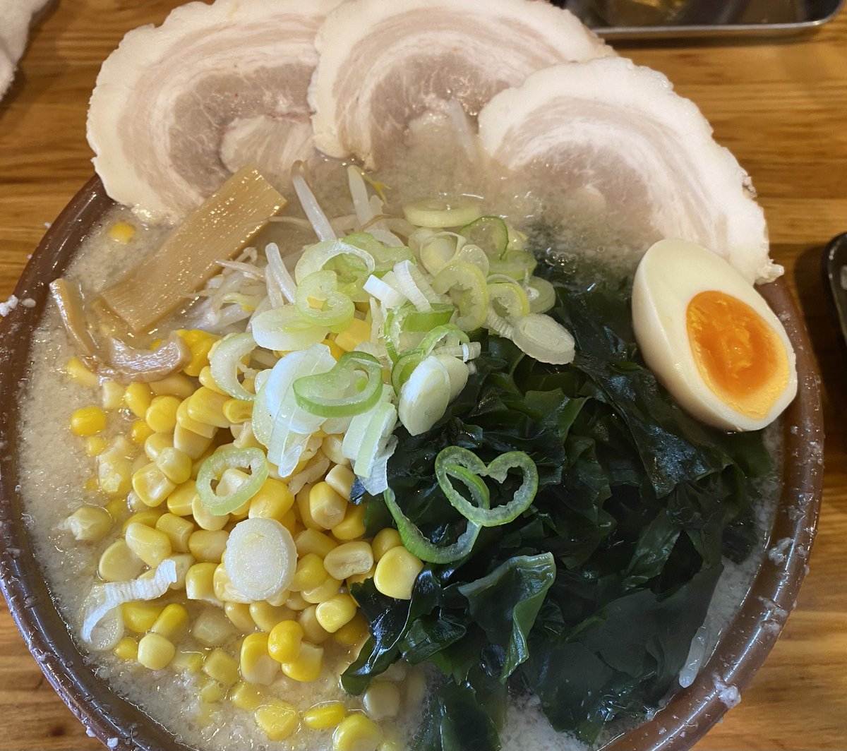 PSepld8's tweet photo. こんにちは😊

本日の
ナベちゃん昼ごはん！

もん吉
⭐️もん吉ラーメン(塩)
⭐️ギョーザ

今回、最大の念願だった
もん吉に行ってきた

さすが、でっかいラーメンっていうだけあって
普通盛りで腹パン
ꉂ🤣𐤔𐤔ꉂ🤣𐤔𐤔ꉂ🤣𐤔𐤔 https://t.co/WWA4faEbT0