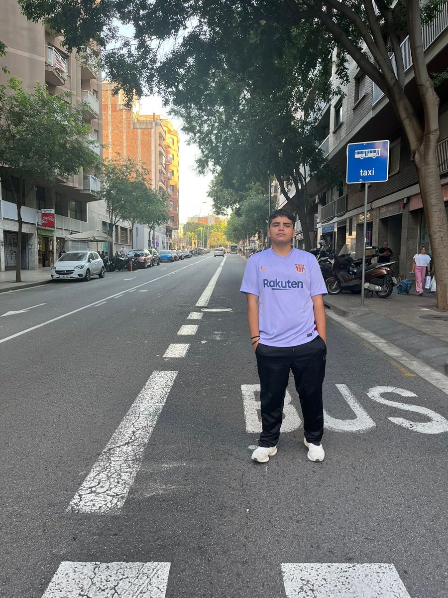 bigT_ass's tweet photo. Yo, una tarde a las 2:43 del año 2022, en alguna calle de Barcelona, España… 🇪🇸 https://t.co/Jv0GC39JLk