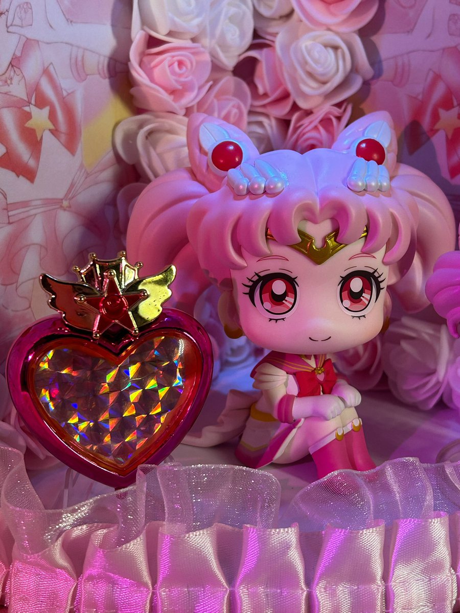 carla_yellowxz's tweet photo. some closeups (really really close) of my 魔法少女 (mahou shoujo) shrine. 💖✨
#magicalgirls #sailormoon #mermaidmelody #chibiusa #luchia https://t.co/yOXKUhdA3K