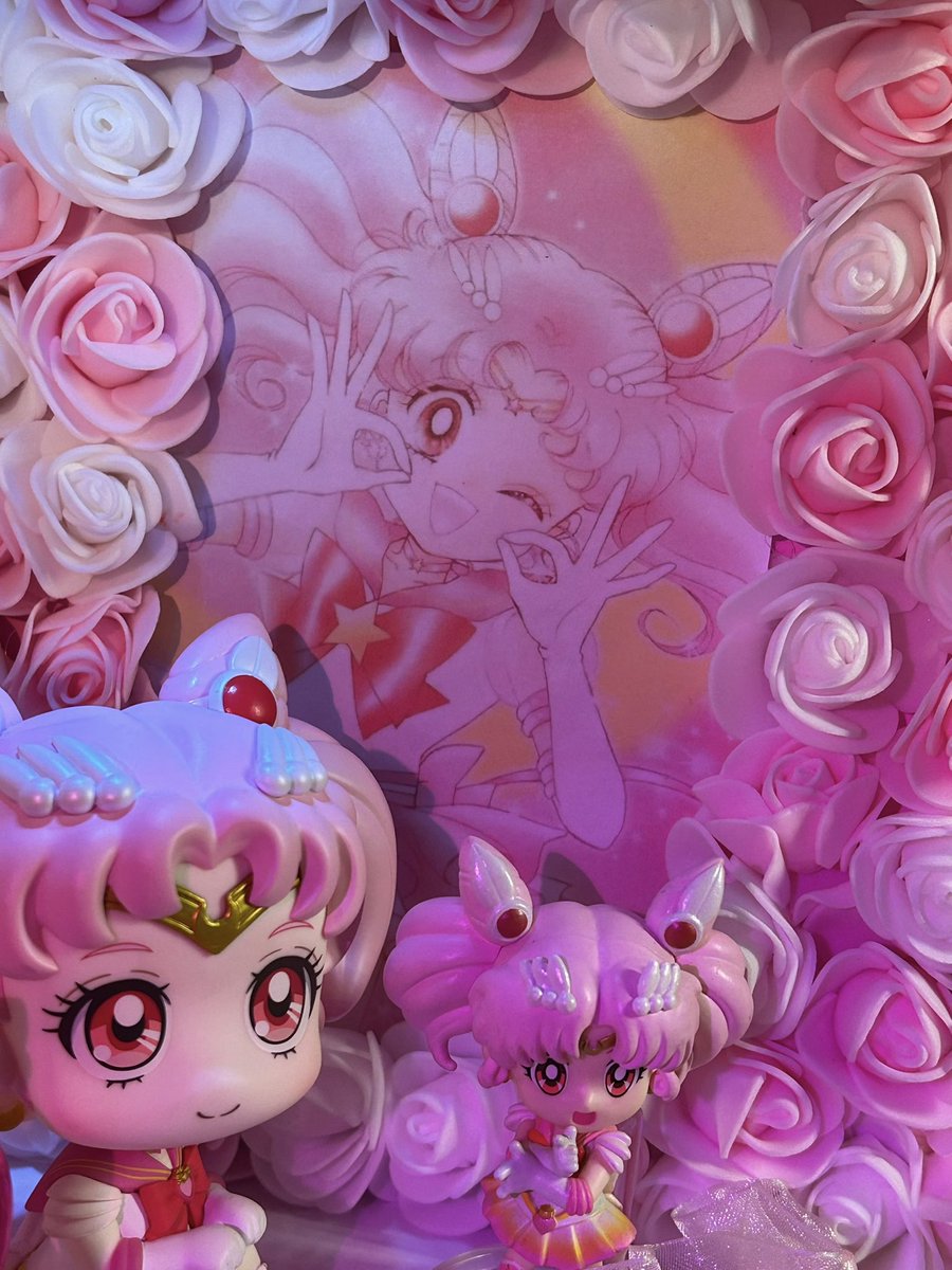 carla_yellowxz's tweet photo. some closeups (really really close) of my 魔法少女 (mahou shoujo) shrine. 💖✨
#magicalgirls #sailormoon #mermaidmelody #chibiusa #luchia https://t.co/yOXKUhdA3K