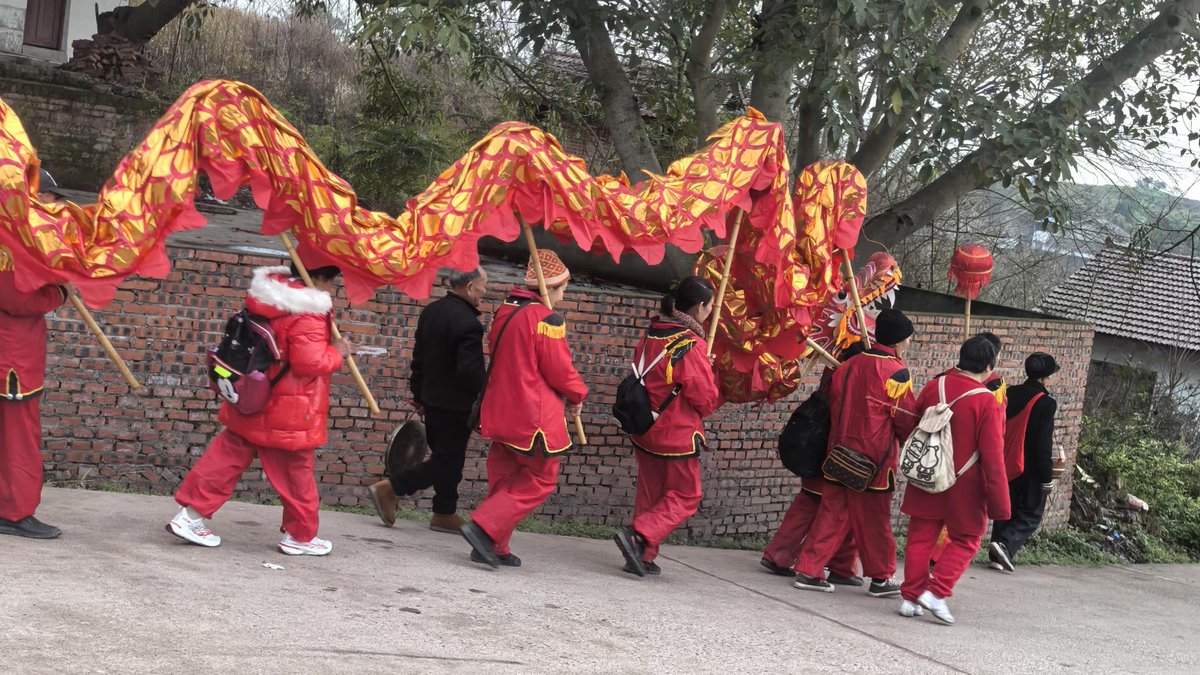JeongDameun's tweet photo. Happy Lunar New Year! May the year of the Dragon bring you good luck, sweet moments and warm company. ， https://t.co/sohETqxFXy