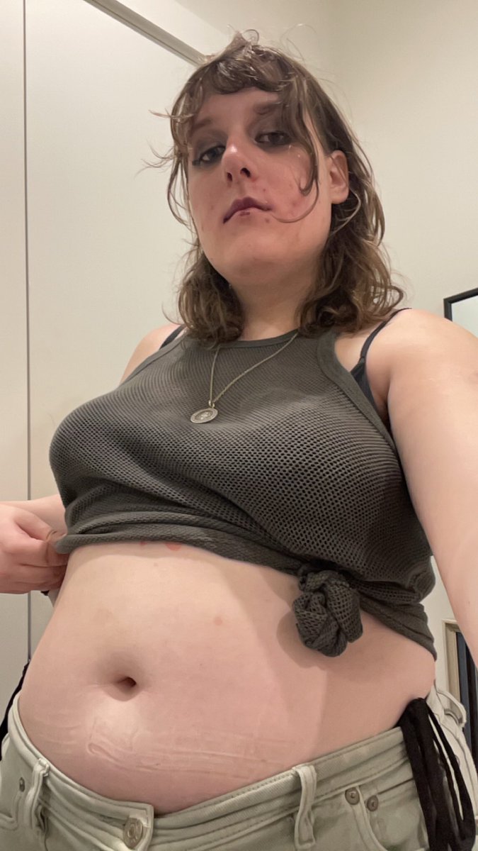 RezzyRabbit's tweet photo. Tummy Sunday or whateverrrr https://t.co/YUWewEAGSg