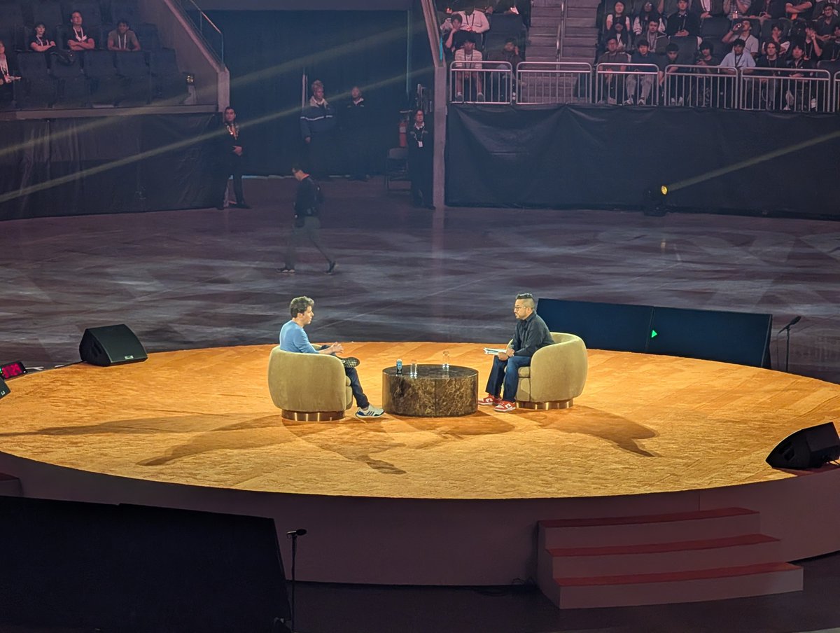 alan_tai1's tweet photo. two legends on stage @sama @garrytan https://t.co/vBbZtz8nST