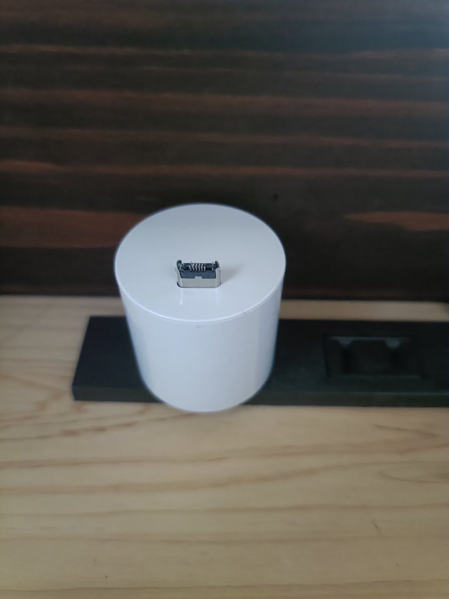 Arutemis408's tweet photo. 起きたら充電器壊れててビビる https://t.co/sZkWmc104B