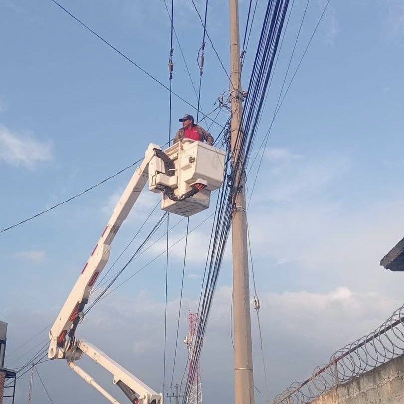FerFlores_Emp's tweet photo. En Metepec seguimos haciendo equipo para que nuestras calles sean más seguras.

Rehabilitamos luminarias en:
📍 San Salvador Tizatlalli
📍 La Michoacana
📍 Barrio de San Mateo
📍 Rancho San Francisco
📍 San Bartolomé Tlaltelulco
📍 Xinantécatl

Sé que un buen alumbrado hace la diferencia para quienes salen a trabajar, estudian o regresan a casa por las noches. Por eso seguimos atendiendo cada rincón del municipio y mejorando los espacios para nuestras familias.