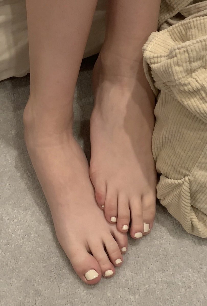 irlfeetqueens's tweet photo. Selena’s gorgeous long toes🥵 https://t.co/URPpwysKuK