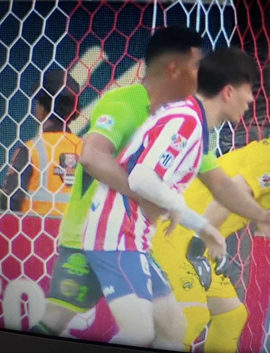 lvingsho's tweet photo. 𓏵‧₊˚ ┊#Brimiga Au 

Donde en el partido Chivas VS Juarez, los alfas de los bravos no dejaban de tocarle el vientre a 🐜, ya que su olor a omega embarazado los cautivaba, haciendo que desconcentraran a su alfa y este terminara desquitándose con el omega al final del partido. https://t.co/aafVyCbE6j