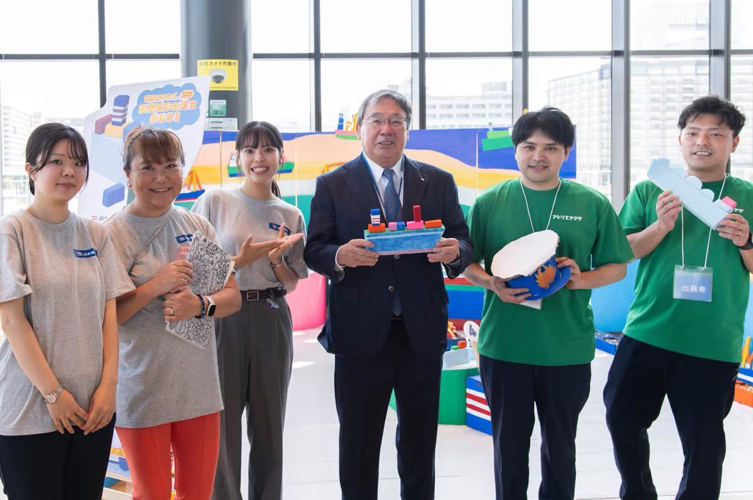ryuta0706's tweet photo. 🚢「海の日記念行事2026」に、国土交通省の金子大臣に日本郵船さんのブースお立ち寄りいただきました！
＼

当日は、たくさんのお客様さま、船舶関係者さま、日本郵船さんの社員のみなさま、そして来賓のみなさまにもブースにお越しいただきました。

日本郵船 取締役会長の長澤様にも、ブースにお越しいただきました。山田がワークショップ用に制作した船を実際に手に取っていただき記念撮影。終始ニコニコとワークショップ会場を見ていただき、とても嬉しい瞬間でした。

Out of KidZania監修の機関士や船のオペレーターのお仕事体験も実施されていました。工具を使った配管修理や、荒天時の判断を求められる運航シミュレーションに、こどもたちは真剣な表情で挑戦していました。

アトリエヤマダの船づくりワークショップと合わせて、「つくる」だけでなく「働く」も体験できる一日。海運という仕事の奥深さを、こどもたちなりに感じ取ってくれていたら嬉しいです。

「海の日記念行事2026」は総合海洋政策本部、国土交通省、公益財団法人日本財団が共催するイベント。

当日は国土交通省の金子大臣も会場を視察に来られ、日本郵船さんのブースご覧になられました。大きなイベントの一角を、こうして担わせていただいたのだと、改めて実感。
日本郵船のみなさま、この度は貴重な機会をありがとうございました🌊

#日本郵船 #海の日記念行事2026 #アトリエヤマダ #ワクワクをカタチに #図工船