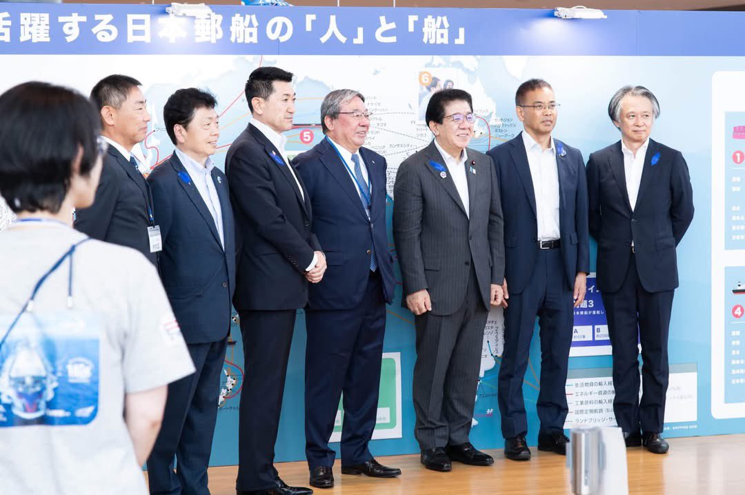 ryuta0706's tweet photo. 🚢「海の日記念行事2026」に、国土交通省の金子大臣に日本郵船さんのブースお立ち寄りいただきました！
＼

当日は、たくさんのお客様さま、船舶関係者さま、日本郵船さんの社員のみなさま、そして来賓のみなさまにもブースにお越しいただきました。

日本郵船 取締役会長の長澤様にも、ブースにお越しいただきました。山田がワークショップ用に制作した船を実際に手に取っていただき記念撮影。終始ニコニコとワークショップ会場を見ていただき、とても嬉しい瞬間でした。

Out of KidZania監修の機関士や船のオペレーターのお仕事体験も実施されていました。工具を使った配管修理や、荒天時の判断を求められる運航シミュレーションに、こどもたちは真剣な表情で挑戦していました。

アトリエヤマダの船づくりワークショップと合わせて、「つくる」だけでなく「働く」も体験できる一日。海運という仕事の奥深さを、こどもたちなりに感じ取ってくれていたら嬉しいです。

「海の日記念行事2026」は総合海洋政策本部、国土交通省、公益財団法人日本財団が共催するイベント。

当日は国土交通省の金子大臣も会場を視察に来られ、日本郵船さんのブースご覧になられました。大きなイベントの一角を、こうして担わせていただいたのだと、改めて実感。
日本郵船のみなさま、この度は貴重な機会をありがとうございました🌊

#日本郵船 #海の日記念行事2026 #アトリエヤマダ #ワクワクをカタチに #図工船