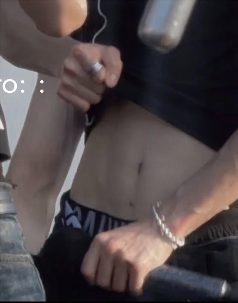 sohislick's tweet photo. sohee having the prettiest vertical belly button ever https://t.co/hXE34ahBgK