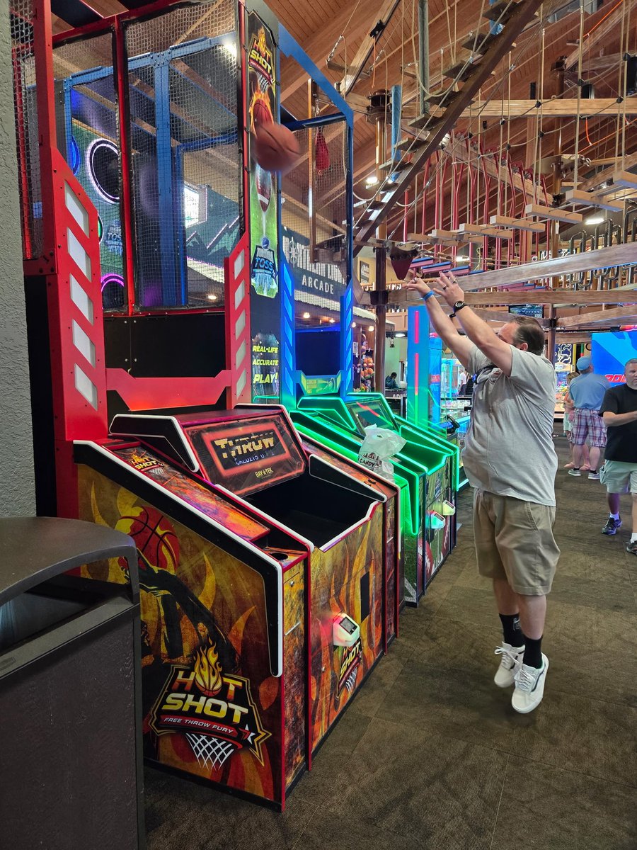 PattinsonFan86's tweet photo. Wisconsin dells family fun https://t.co/F53GnmCagu