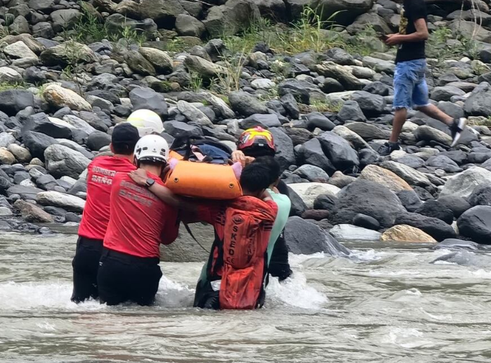 eluniversocom's tweet photo. Mujer muere al caer de una tarabita en Baños de Agua Santa https://t.co/OQAFb7H7Dg https://t.co/bm0JaqZ1OF