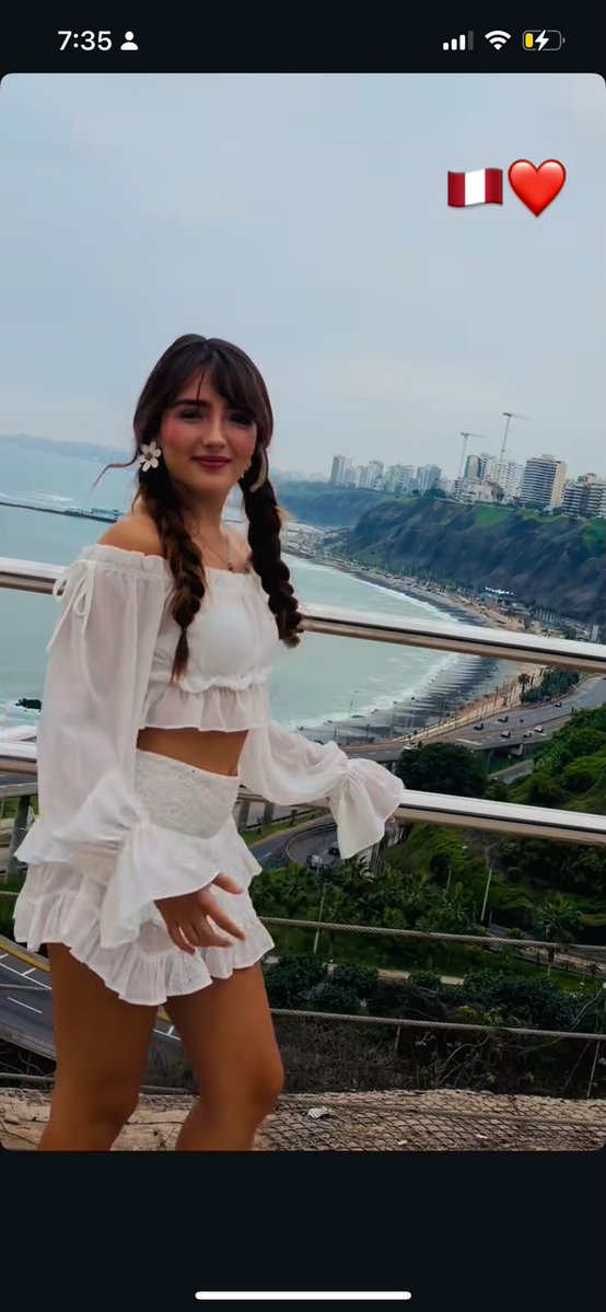 marjvie's tweet photo. Si algún día creen que tienen mala suerte 
recuerden que yo estuve casi en el mismo lugar  que Elaine y no la encontré 😭😭 ( la segunda foto es mía ) https://t.co/6yMCO9GhYe