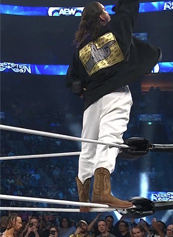 thatguydexter1's tweet photo. This dude literally just wore the first thing he saw in his closet https://t.co/cG3rs8QbHx