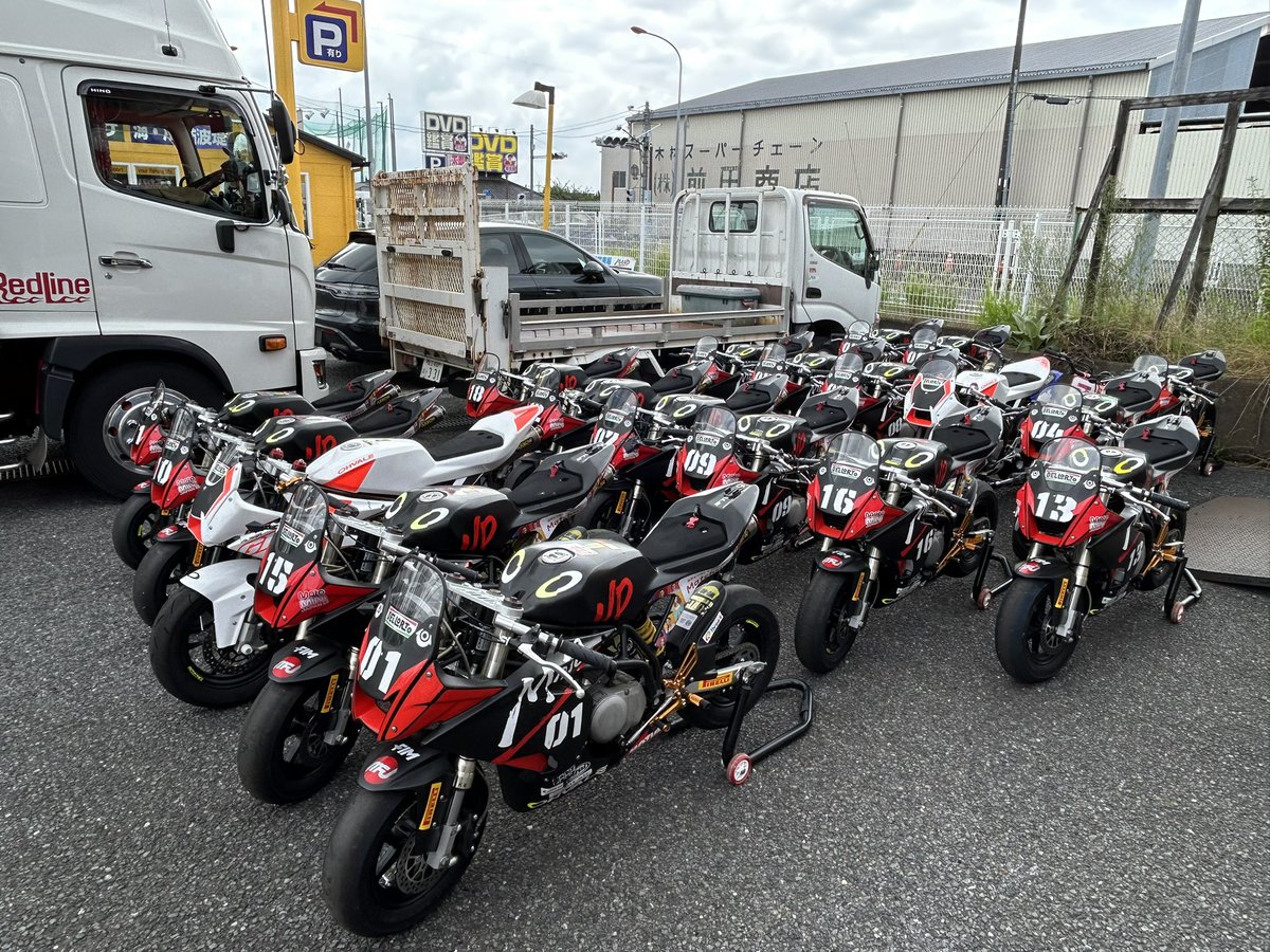 MotoUP_JP's tweet photo. Moto mini 近スポからバイクたちが無事に帰宅しました！🚚💨

レッドライン様、安全に運んでいただきありがとうございます🙇‍♂️

MotoUPの息子たちが帰ってきたので、さっそく後片付け＆次戦に向けた整備を開始します🔧🔥

次も全力で走れるようバッチリ仕上げていきます！🏁

#MotoUP #Motomini（@MiniGP_JP） #レッドライン #近スポ