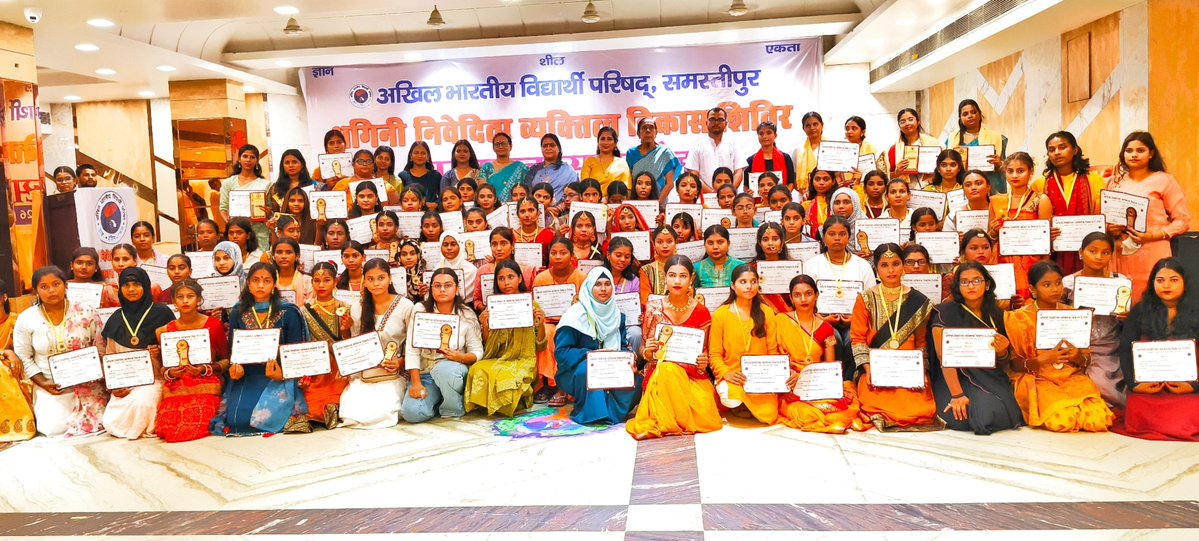ABVPVoice's tweet photo. उत्तर बिहार प्रांत में अभाविप, समस्तीपुर इकाई द्वारा आयोजित 22 दिवसीय "भगिनी निवेदिता व्यक्तित्व विकास शिविर" का समापन समारोह आयोजित किया गया।

कार्यक्रम में मुख्य रूप से बिहार राज्य महिला आयोग की अध्यक्ष प्रो. अप्सरा मिश्रा एवं क्षेत्रीय छात्रा कार्य प्रमुख व राष्ट्रीय कार्यकारी परिषद सदस्य डॉ. ममता कुमारी उपस्थित रही।

इस शिविर में छात्राओं को सिलाई, कढ़ाई, संगीत, मिथिला पेंटिंग, ब्यूटी पार्लर, मेहंदी, आर्ट एंड क्राफ्ट, इंग्लिश स्पोकन, योग, पत्रकारिता, नृत्य एवं व्यक्तित्व विकास का प्रशिक्षण दिया गया
