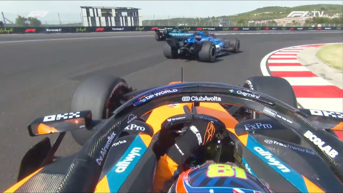 f1speed_indo's tweet photo. Bukan cuma Carlos Sainz, tapi banyak pembalap abaikan bendera biru pada GP Hongaria. Penyebabnya adalah sistem blue-flag otomatis FIA alami error sejak lap keenam.

Ollie Bearman ungkapkan kalau dashboard setirnya tiba-tiba tunjukan bendera biru di lap keenam. Itu membuatnya bingung karena hampir setiap lap muncul bendera biru di setirnya.

Bearman sendiri dihukum penalti +5 detik karena abaikan blue-flag dari Isack Hadjar. Max Verstappen juga dibuat kesal dengan Racing Bulls yang sibuk berduel & tidak berikan jalan ketika sudah ada sinyal blue-flag.

Gabriel Bortoleto sempat hambat Kimi Antonelli cukup lama di sektor kedua meski sudah diberikan blue-flag.

FIA sendiri begitu mengetahui ada error, langsung mematikan sistem otomatisnya. Yang artinya blue-flag dikibarkan manual lewat marshall, baik dari bendera ataupun sinyal panel di setiap sektornya.

Di kasus Carlos Sainz, posisi dia di lap sebelum insiden terjadi adalah ada di depan Alonso dan ada Haas juga di belakangnya. Lalu di lurusan start/finis Alonso bisa salip Sainz, yang coba disalip balik di T2.

Sainz coba lakukan undercut, tidak melihat Piastri di belakangnya & tidak fokus ke blue-flag di panel.