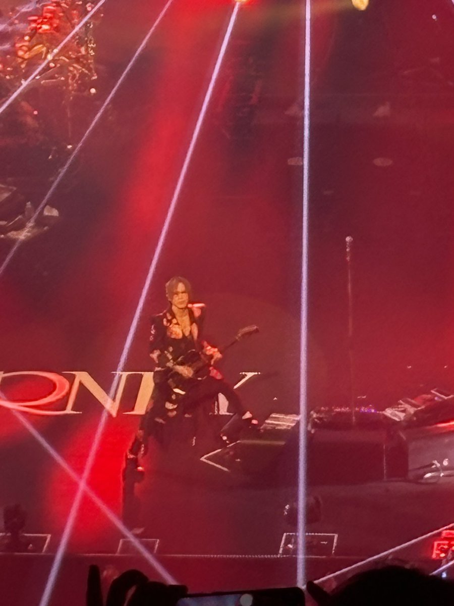kaiki0417's tweet photo. 3階逆最前にしてはキレイに取れた杉様

 #LUNASEA
 #LUNAPIC
 #松戸day2
 #SUGIZO https://t.co/2I9OAbI6wY