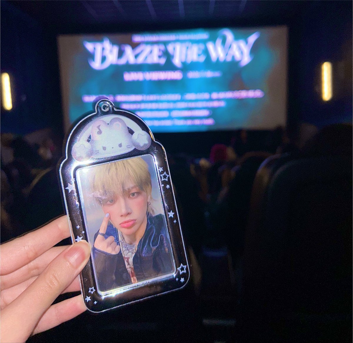 asol4r's tweet photo. meu aniversário é só dia 29 mas esse já foi o melhor presente, obrigada pelo show incrível amo viver no mundinho luné te amo pra sempre &amp;team

#ASIATOUR_BLAZETHEWAY_LIVEVIEWING
#BLAZETHEWAY_LV_BRASIL https://t.co/c15FLULrdR