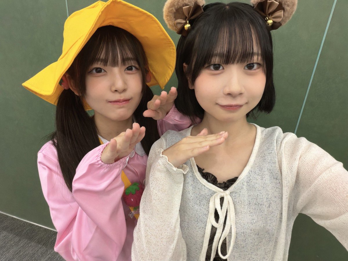 birdgrass48's tweet photo. 朝カフェ。握手会の余韻が心地よい
このんといっぱい話せたのが大きいけど、もう一つは、こんこんのこといっぱい話せたから「雪乃さん、めっちゃラブ隊」みんなと

こってぃ▶︎めちゃラブ隊の写真を首から下げてると「わぁ雪乃さんやぁ」となり、いろいろ話した後で「でも雪乃さんのように踊れない」と言うので、そんなことないよ、こってぃ、めっちゃ頑張ってるから追いつけるよ！

じゅなちゃん▶︎雪乃ちゃんお下がりの幼稚園服を���てくれてて、写真を見るなり、『ゆきの名札』をポケットからぱっと持ち出して「大好きなんです。食べてしまいたい（名札を笑）」

こんこん、愛されてるね🥰
#田中雪乃 #和田承子 #高橋樹奈