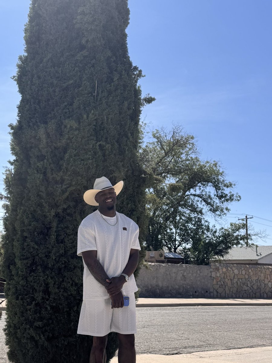 Coach_Brookins's tweet photo. 30 was a nightmare, but 3️⃣1️⃣ going to be the life I dreamed of.  The year of falling in love with yourself 🤎🙏🏾!  #Agape 

Happy birthday to Keelon Tyrone Brookins https://t.co/oFMUfa03B8