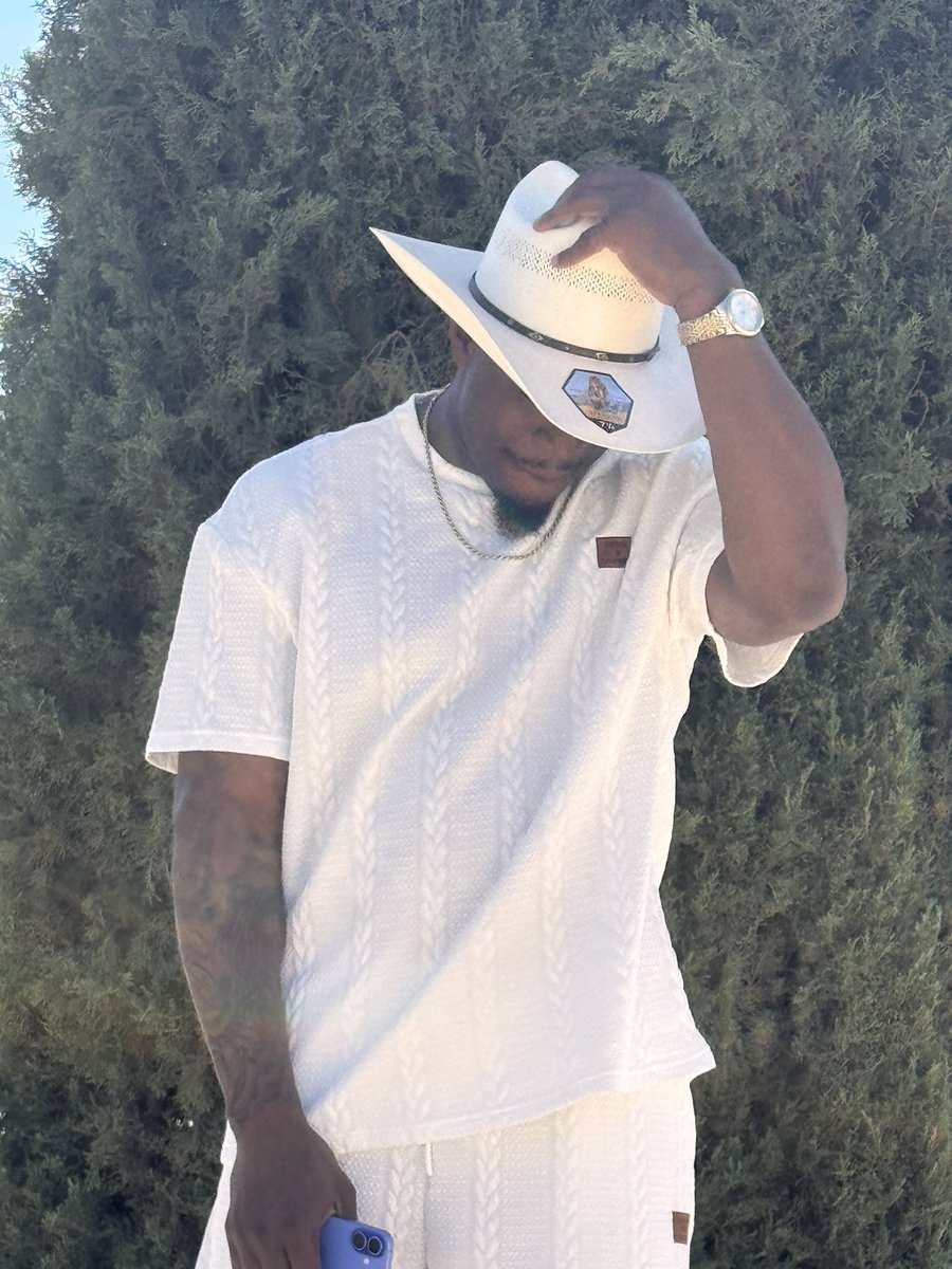 Coach_Brookins's tweet photo. 30 was a nightmare, but 3️⃣1️⃣ going to be the life I dreamed of.  The year of falling in love with yourself 🤎🙏🏾!  #Agape 

Happy birthday to Keelon Tyrone Brookins https://t.co/oFMUfa03B8