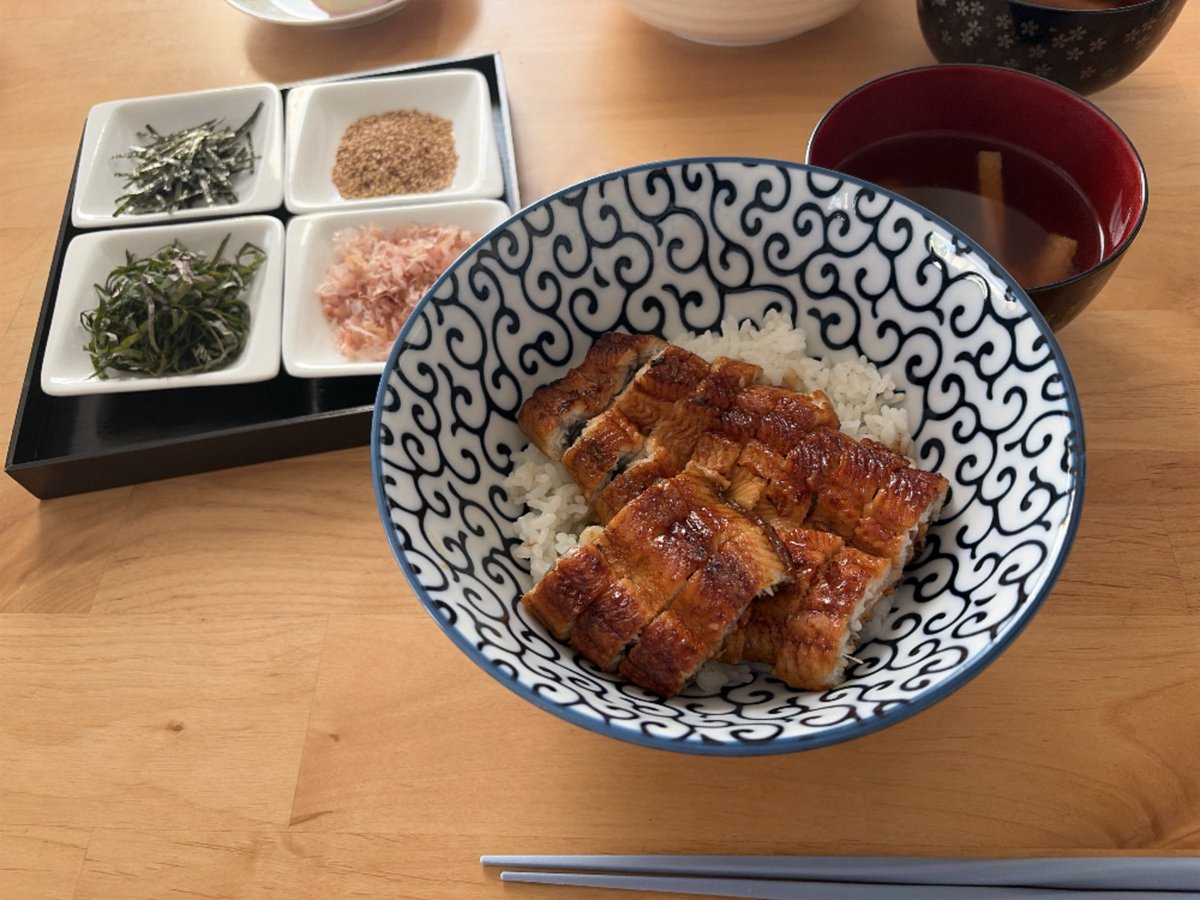patopato53's tweet photo. 薬味を小皿に盛ると少し洒落っ気がでる不思議

ひつまぶしの出汁入れるおしゃ急須ほしいな https://t.co/yXqWYB109D