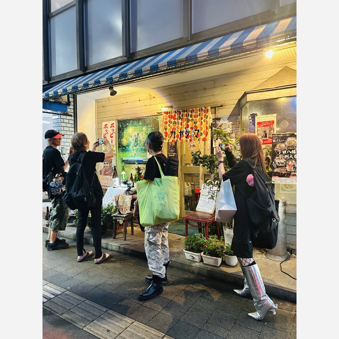 Pojimon's tweet photo. 昨日はHMVコピス吉祥寺店で
内田春菊さん「改訂版 南くんは恋人」出版記念イベントでした☺️

わたしにとってこの漫画は(南くんの恋人含め)いつか自分のサイズが小さくなった時のための教科書だと思って リアリティを楽しんでいます。
改めておめでとうございます👏

↓浅田先生の絵に集いました🫶 https://t.co/5bUMh7QWX2