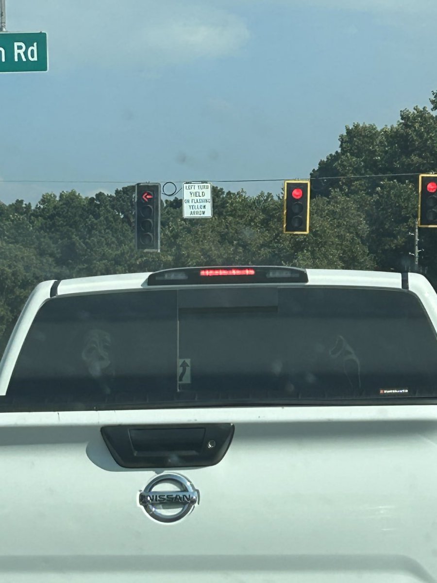 mirelia55's tweet photo. they made red lights so you can kiss at them btw https://t.co/TS1jSZPyop