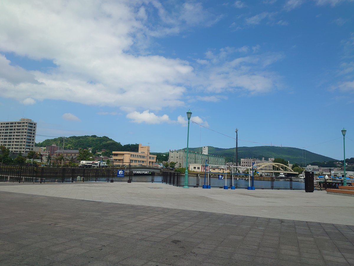 tabekko5's tweet photo. 風鈴の音を聞きながら海を見てる…
風も心地よくて…

これは仕事に行きたくなくなるやつだね…

#小樽 https://t.co/iOv3Io3DHI
