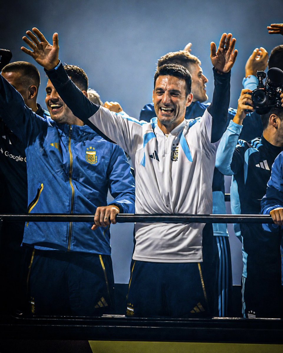 TeamLeoM's tweet photo. “Quien tiene un amigo argentino, tiene un tesoro.”

Lionel Scaloni, señores. No te vayas nunca. 🇦🇷🙏🏽 https://t.co/NGblXqKRTr