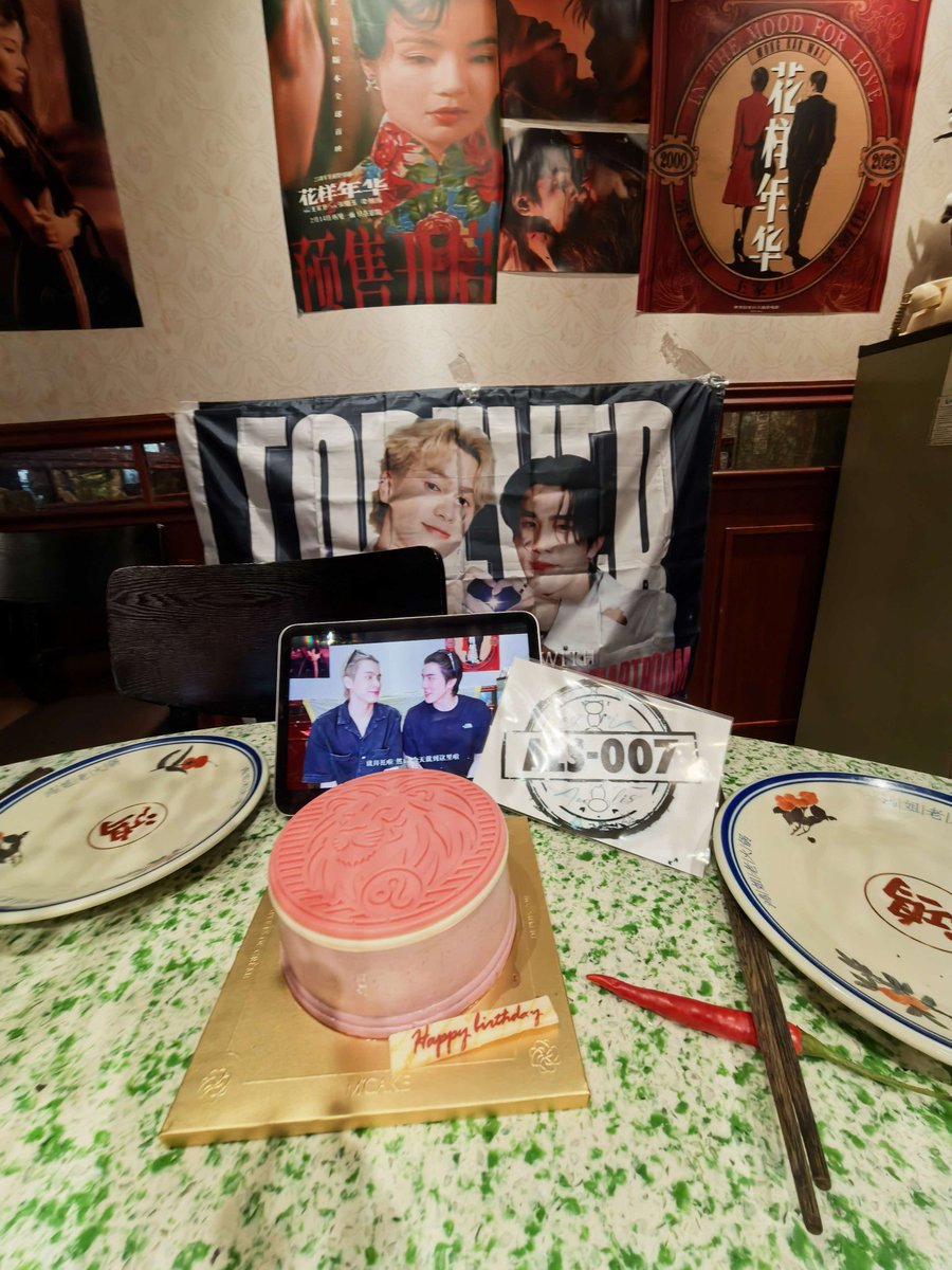 AriesJIng0525's tweet photo. In the same huoguo restaurant and the same room,watching the same live 
Miss a lot ,but still go on with love and smiles.😊
@bxxm_rvw
@smart_csnp

#SmartBoom 
#Topform 
#Auralis https://t.co/HrFEdKR0R7