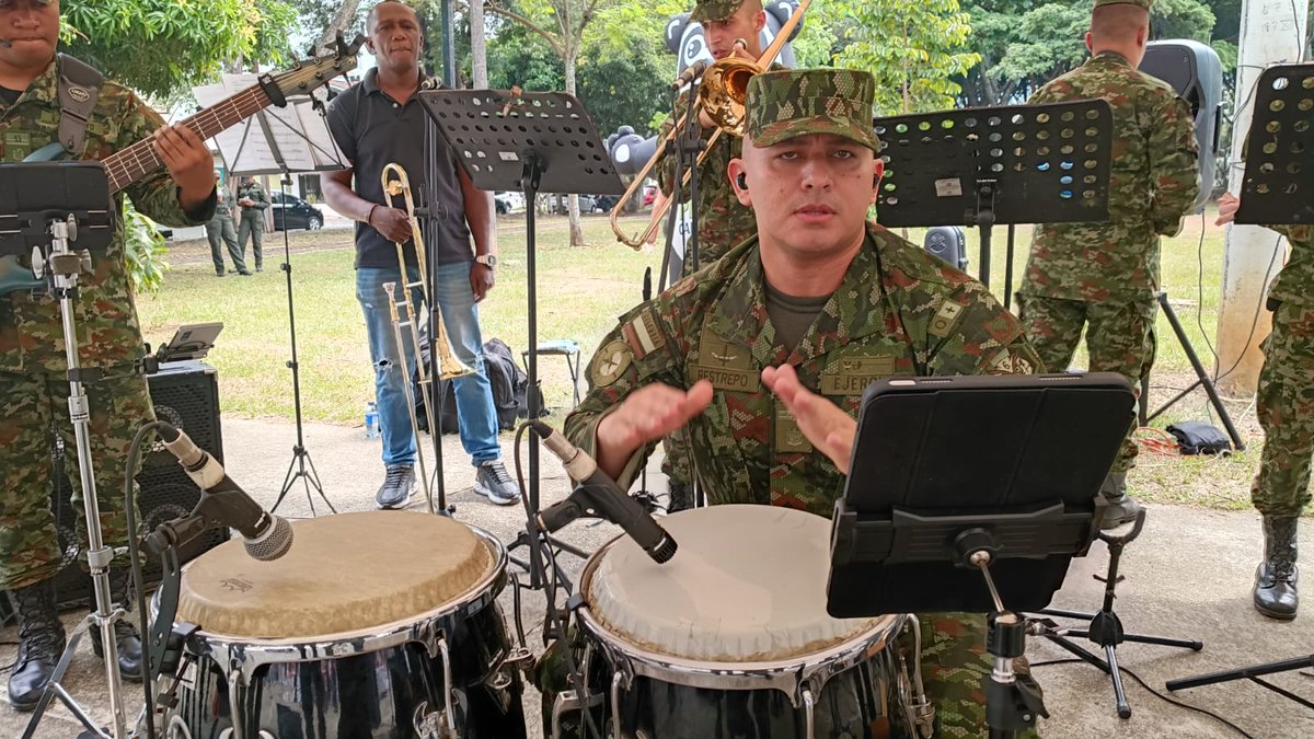 Ejercito_CAAID's tweet photo. En #Cali, la Orquesta Son del Trébol del @COL_EJERCITO acompañó la II Feria Empresarial del barrio El Ingenio, apoyando a emprendedores y fortaleciendo el comercio local. Más de 300 asistentes disfrutaron de una jornada donde la música unió a la comunidad.

#NuestroCompromisoEs🇨🇴 https://t.co/CPwUUs4Oad