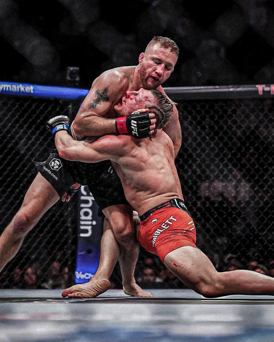 thefightcore's tweet photo. The Gaethje effect: when stand and bang stops being an option 🩸 https://t.co/yVixWbvaRq