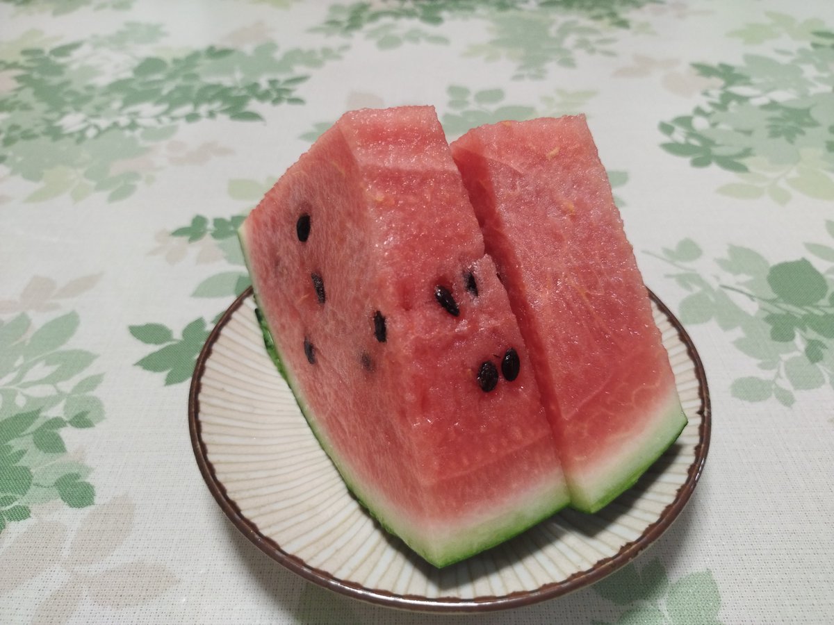 masami_2023's tweet photo. 先日手土産で頂いたスイカ、冷たくてめっちゃ美味しかった！ https://t.co/Cx48GPmpQf