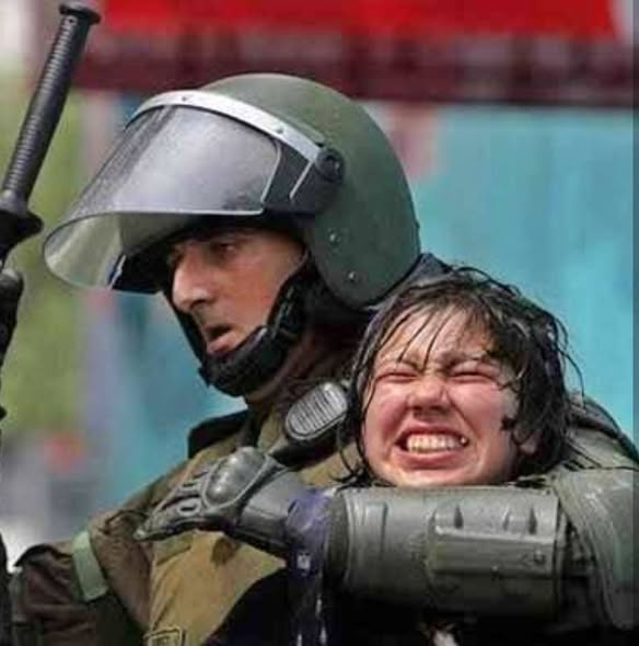 BrunoFelipeO9's tweet photo. Baris Ratkevicius denominado el verdugo de los estudiantes en las protestas del 2011 fue igual en el Estallido. 
Trasladado, en Iquique dio positivo a cocaína y ascendido. Dirige la frontera, donde se trafican drogas.¿Quién lo sacó de Stgo, lo ascendió y lo puso en la frontera? https://t.co/n55bHSaGxQ