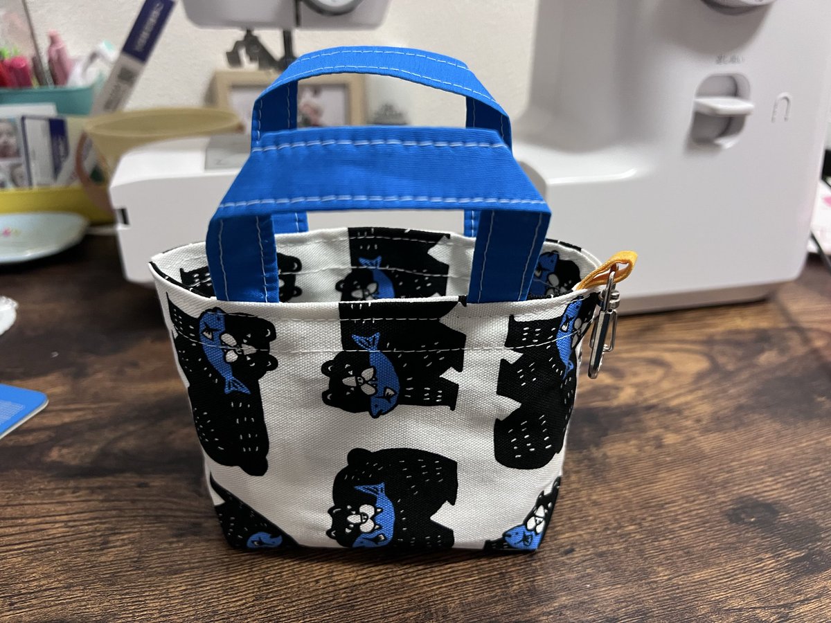 manapspspsps's tweet photo. 4作品目🧵ミニトートバッグポーチ！縫うのはなんとか上手く行ったけど、まさかの柄が横向き…最初にどう言うふうに柄が出るか把握しとかないとダメなんだな https://t.co/FllQ01ZCYE