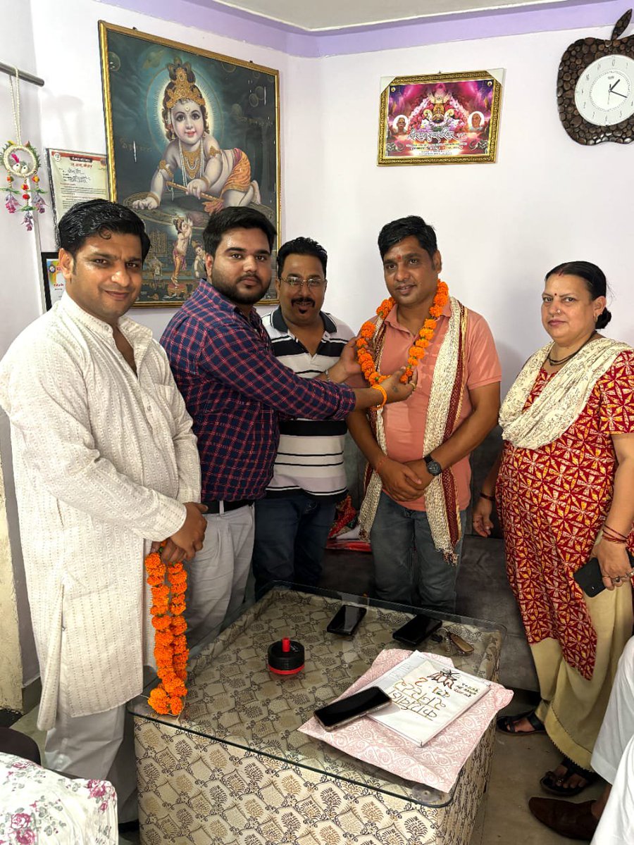 VikasAmboli1's tweet photo. #सहारनपुर महानगर के प्रताप मंडल महामंत्री श्री गौरव जैन जी के निवास पर पहुँचने पर कार्यकर्ताओं द्वारा किए गए आत्मीय सत्कार व स्नेहपूर्ण स्वागत से मन अभिभूत है।

​आप सभी का यह प्रेम और विश��वास जनसेवा के प्रति मेरे संकल्प को और सुदृढ़ करता है। सहृदय आभार! https://t.co/GbitLU0T2a