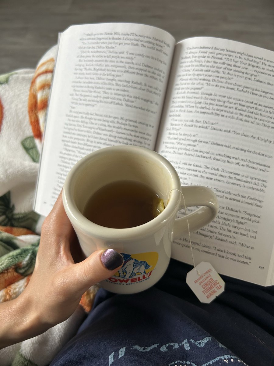 AllSheWrote0's tweet photo. ~200 cal dinner + current read: Oathbringer🍵 https://t.co/ITtmBESdz1