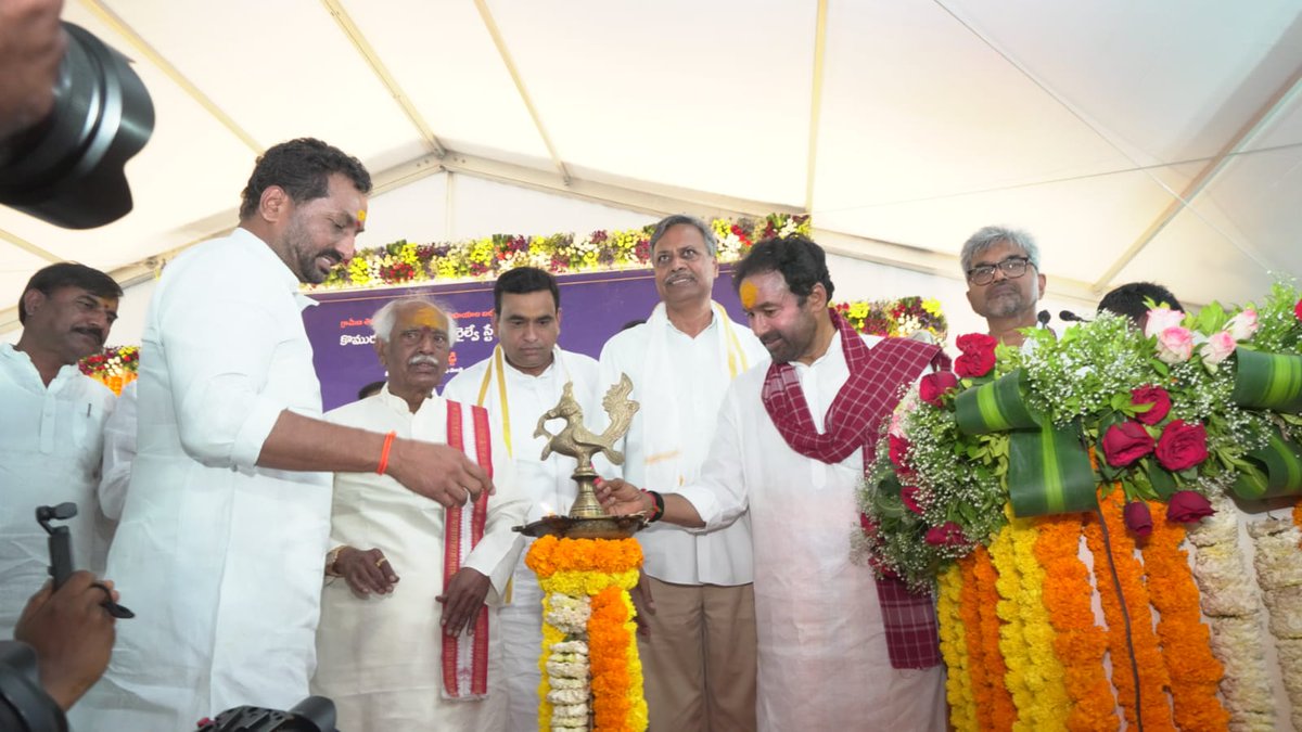 StnsofTelangana's tweet photo. The Komuravelli Punyakshetram Railway Station was inaugurated by Hon'ble Union Minister for Coal and Mines, Shri G. Kishan Reddy in the presence of Shri Bandi Sanjay Kumar, Hon'ble Union Minister of State of Home Affairs and other public representatives. Shri Sanjay Kumar Srivastava, General Manager, SCR along with other railway officials attended the function.  

#RailInfra4Telangana #Komuravelli #KomuravelliPunyakshetram